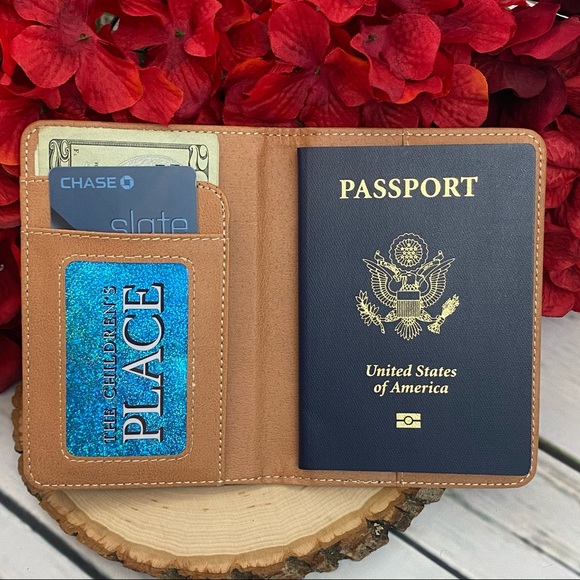 Harry Potter Hogwarts House Crest Passport Cover - Picture 9 of 14